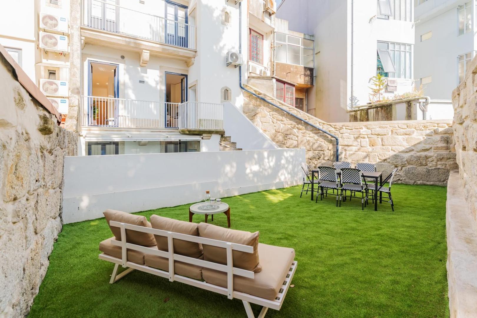 Charming W/ Private Garden In St. Catarina