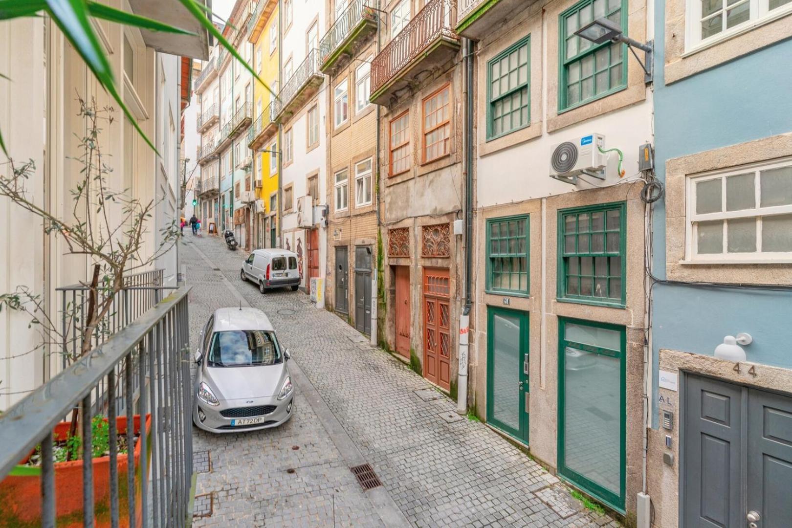 Luxury tent Loft With Great Balcony And Ac Close To Clerigos Porto