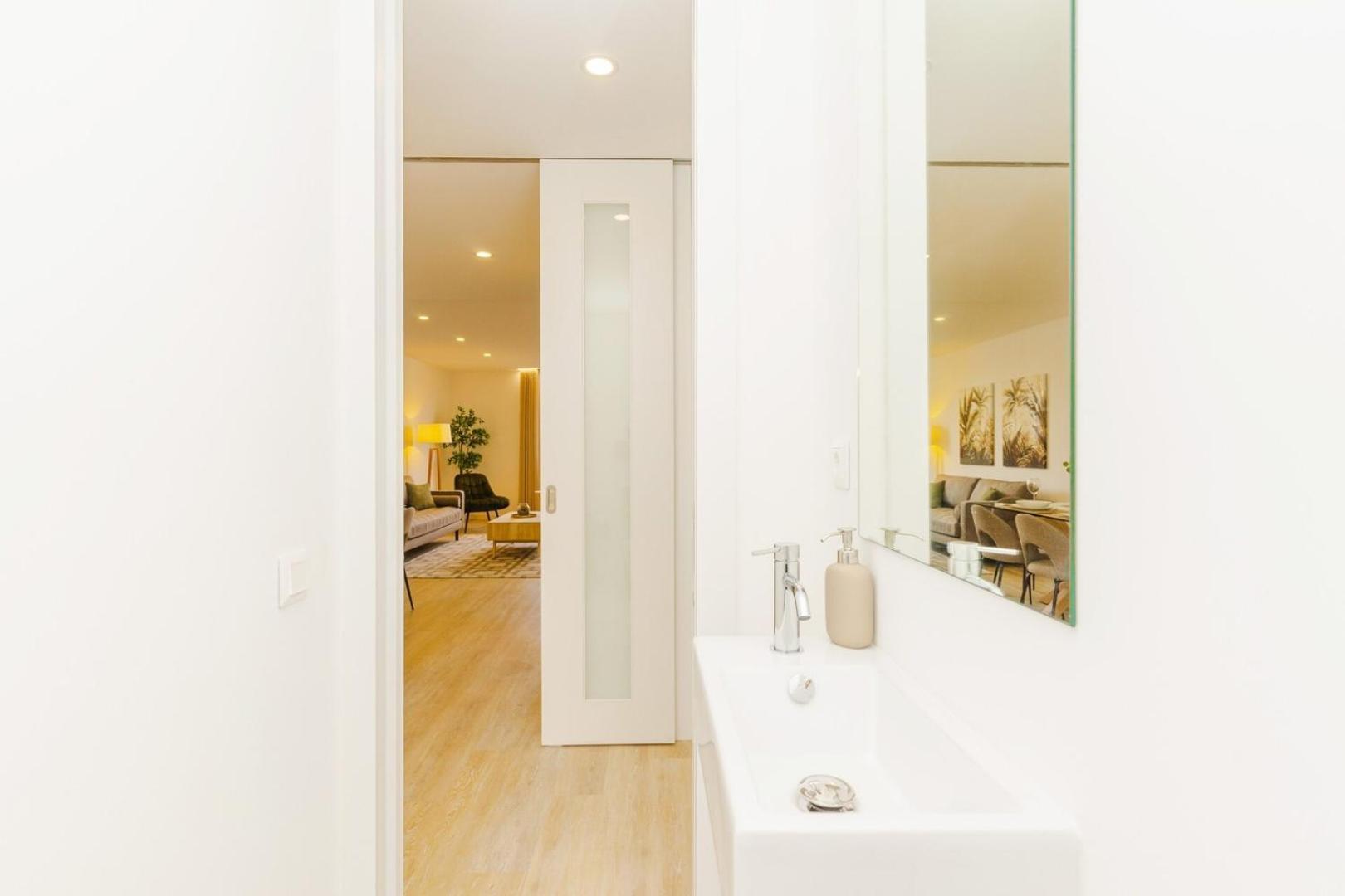Spacious And Modern Flat With Ac 1 Min From Metro Apartment Porto