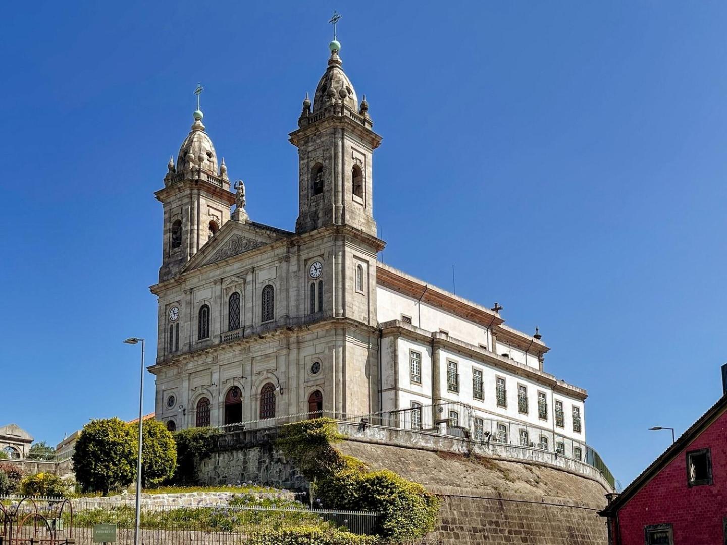 Cozy With Spacious Terrace And Wide View Porto