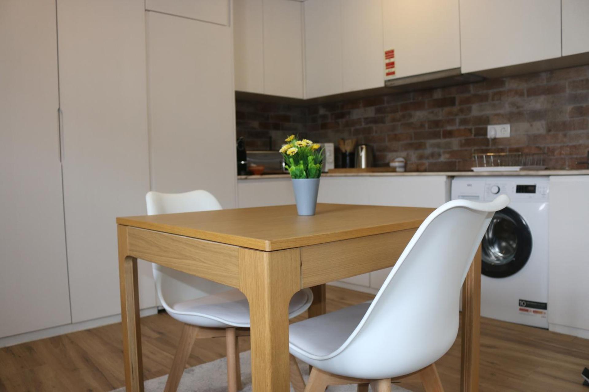 Apartment 9 Min Metro To Downtown, For Couples& Free Parking *