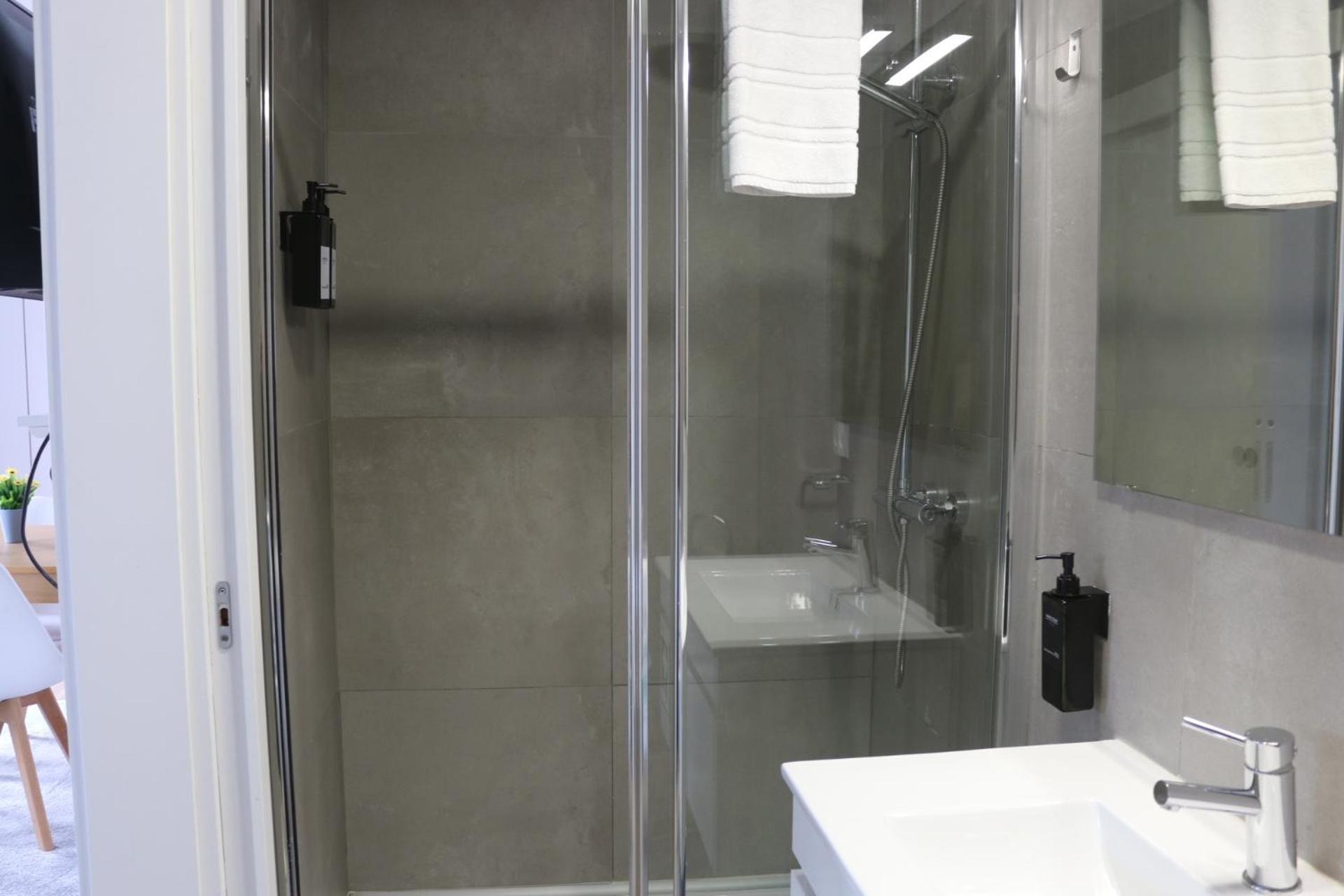 9 Min Metro To Downtown, For Couples& Free Parking Apartment Porto