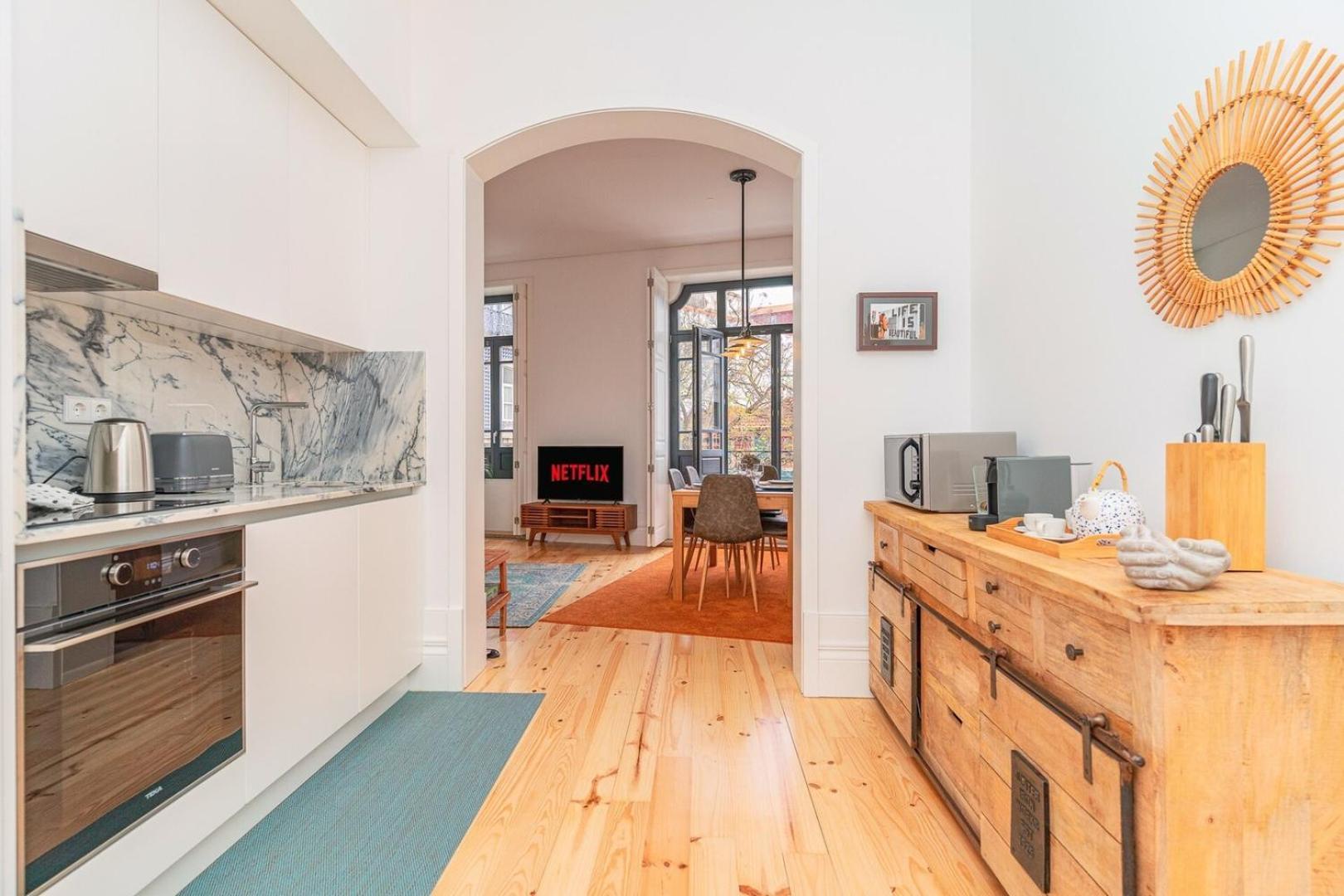 Gorgeous And Flat W. View To Charmy Square *
