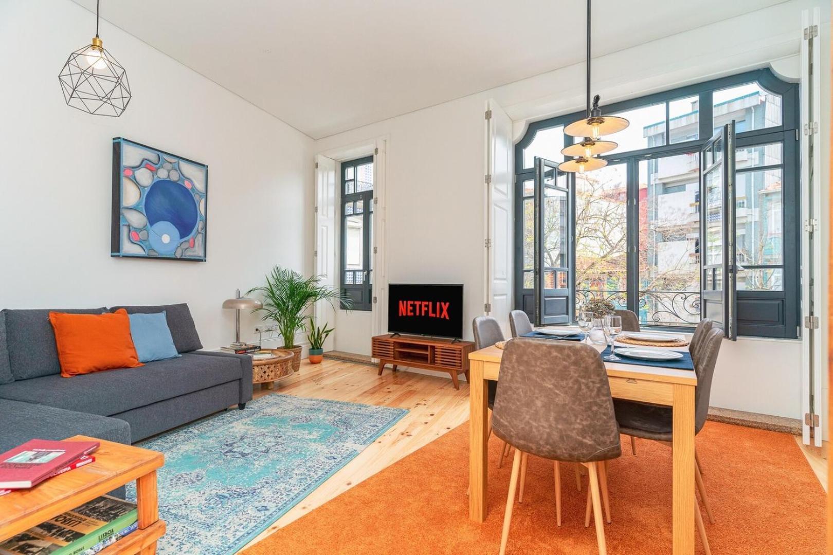 Gorgeous And Flat W. View To Charmy Square *