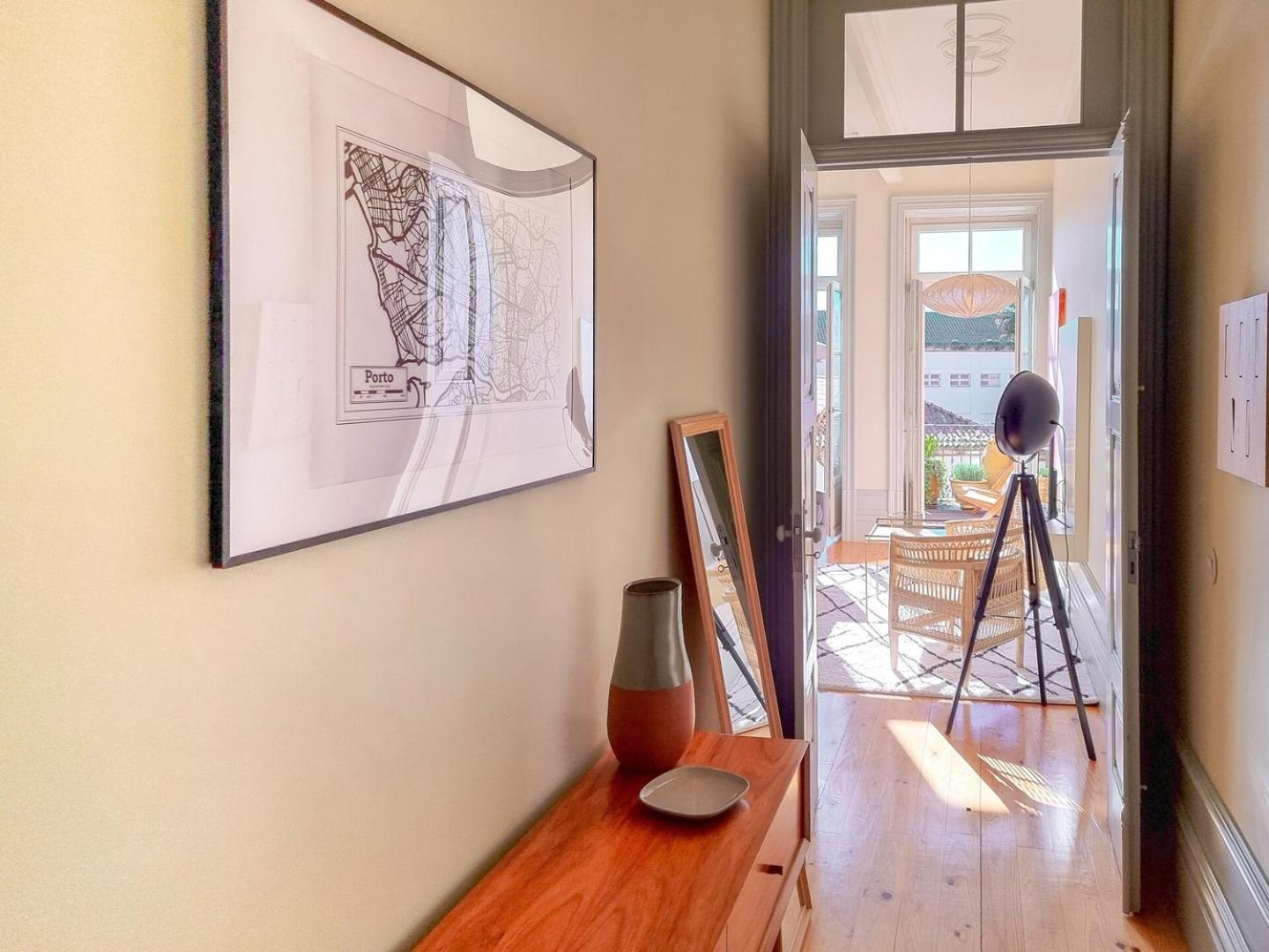 Stunning Flat With Private Balcony In Center Apartment
