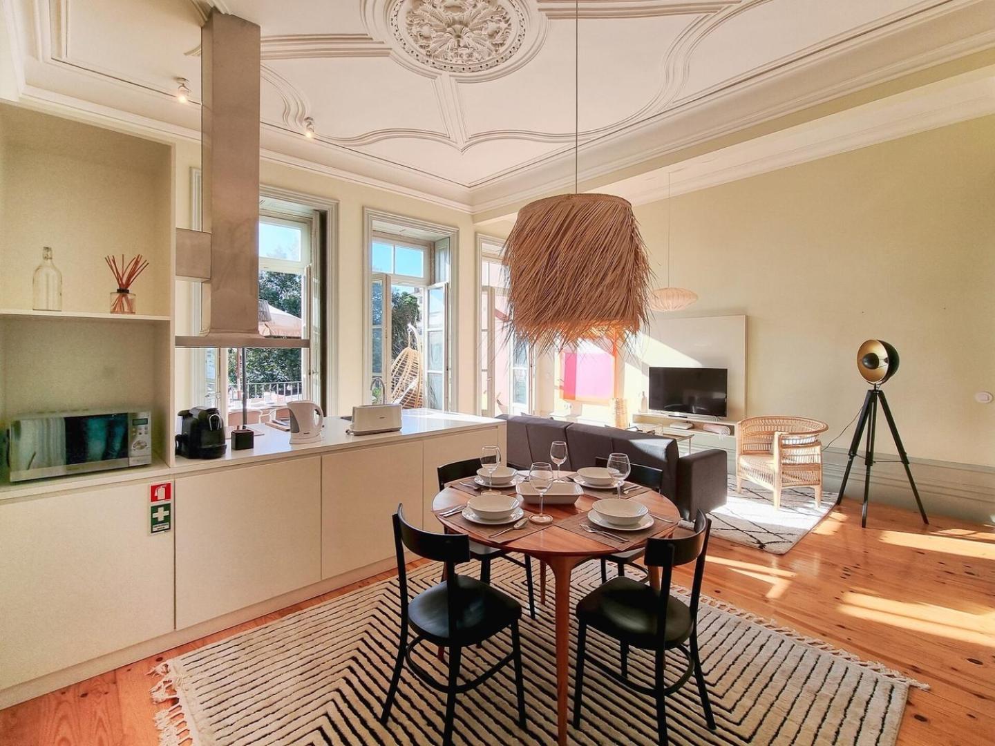 Stunning Flat With Private Balcony In Center Apartment