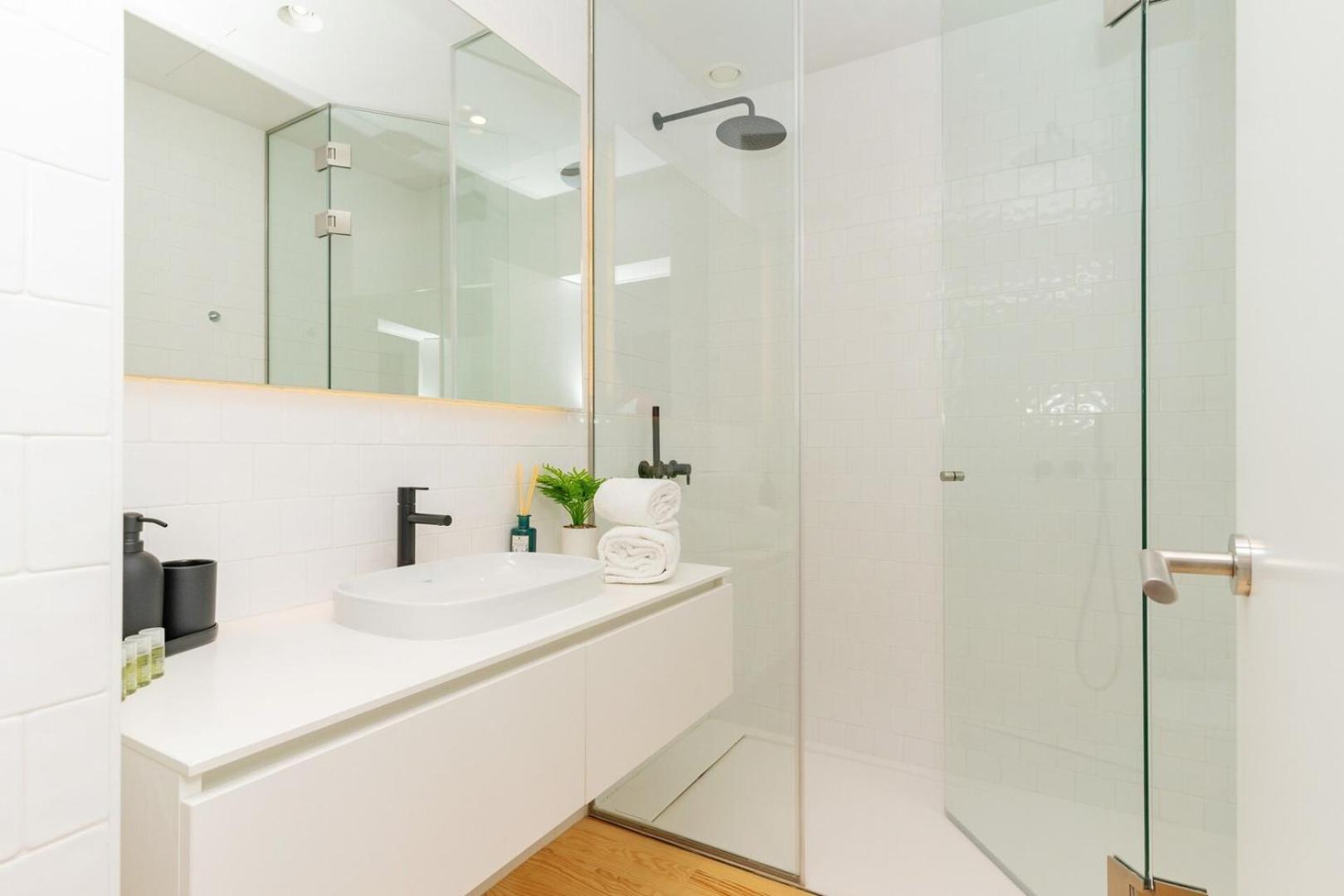 Modern With Private Balcony In The Center Porto