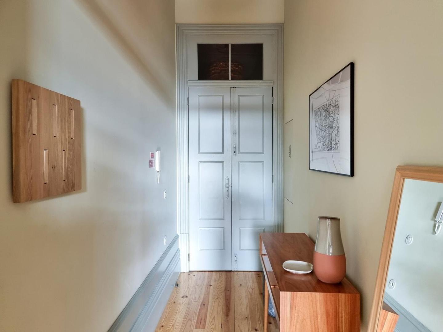 Apartment Stunning Flat With Private Balcony In Center *