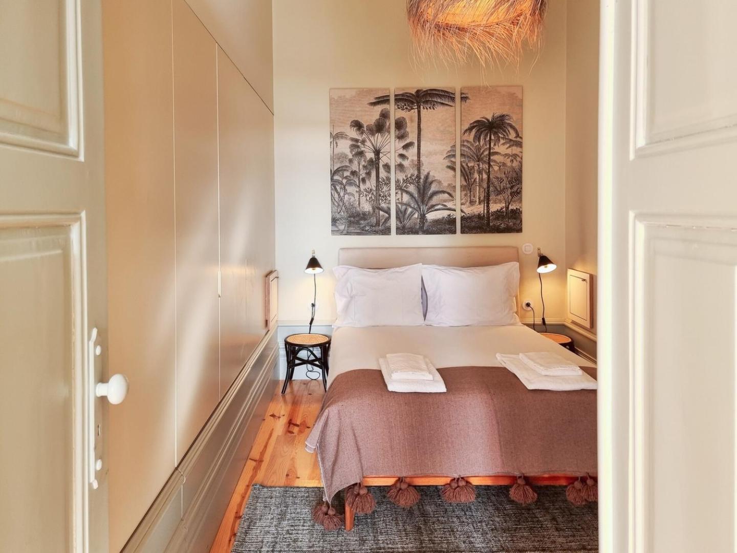 Stunning Flat With Private Balcony In Center Apartment