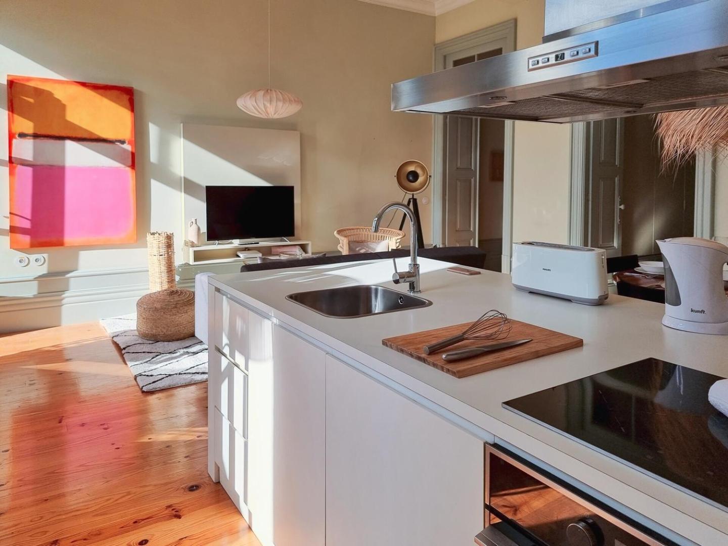 Stunning Flat With Private Balcony In Center Apartment *