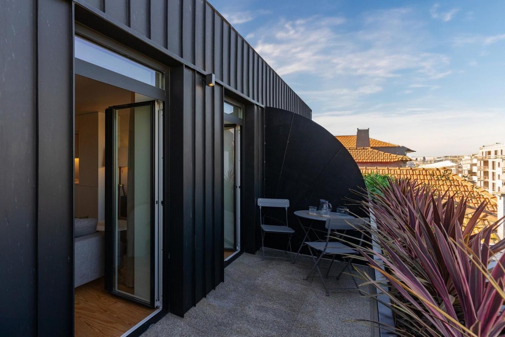 Modern With Private Balcony In The Center Porto