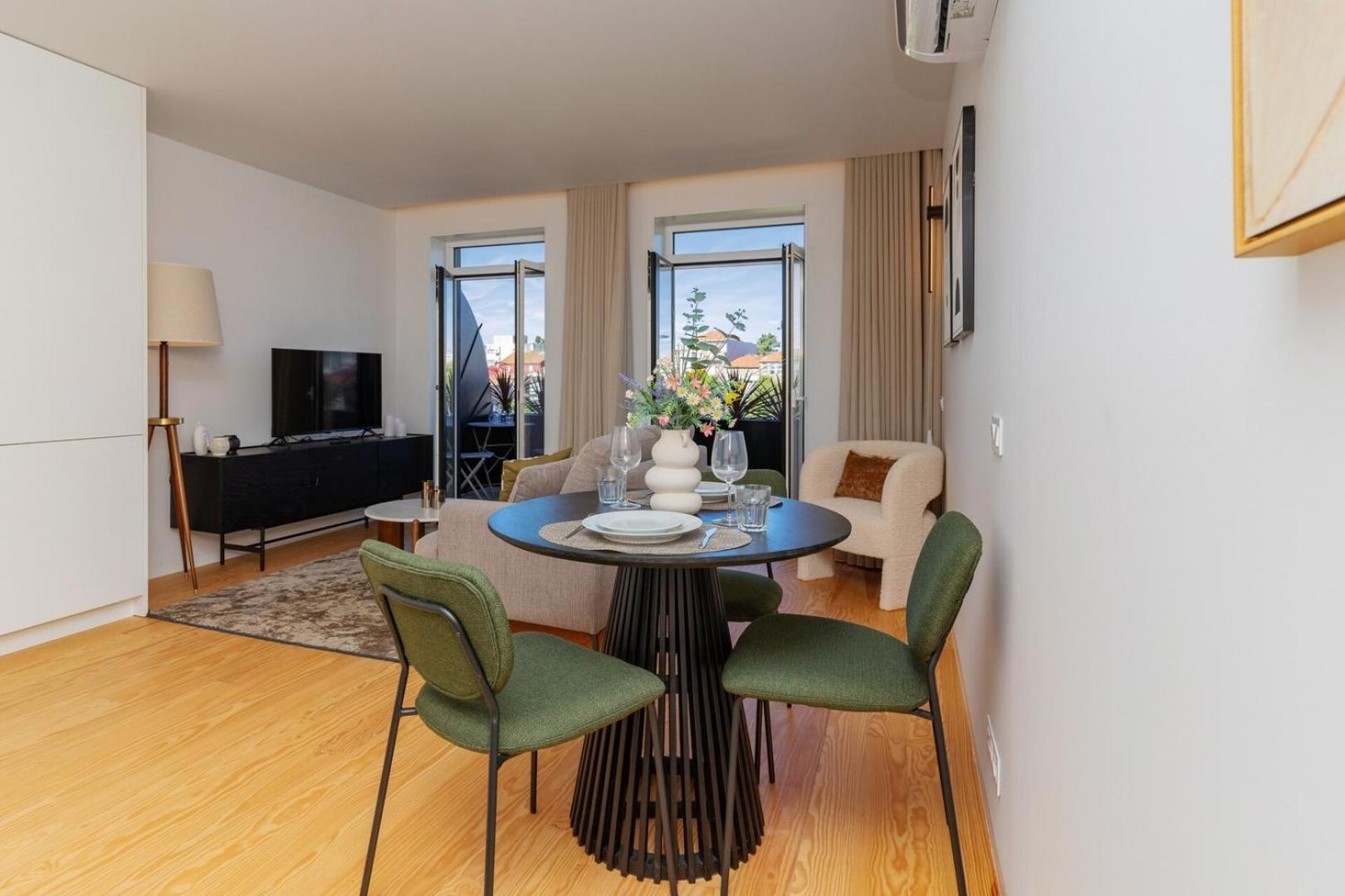 Modern With Private Balcony In The Center Apartment
