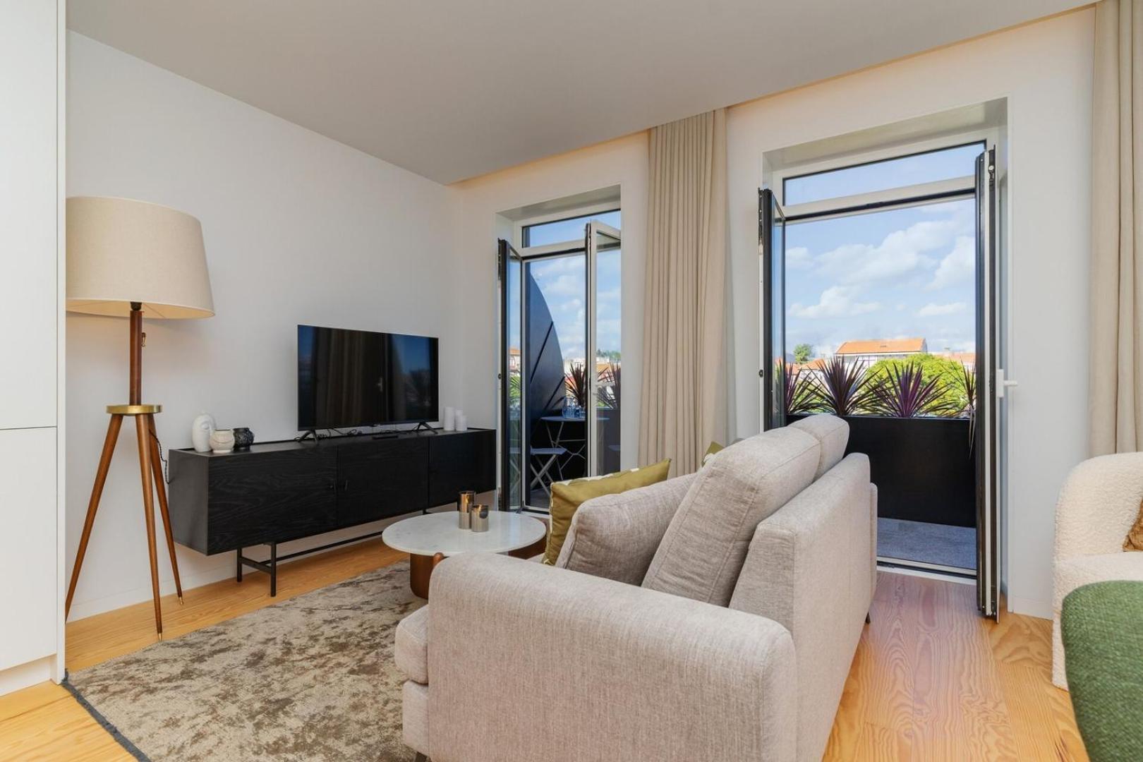 Modern With Private Balcony In The Center *