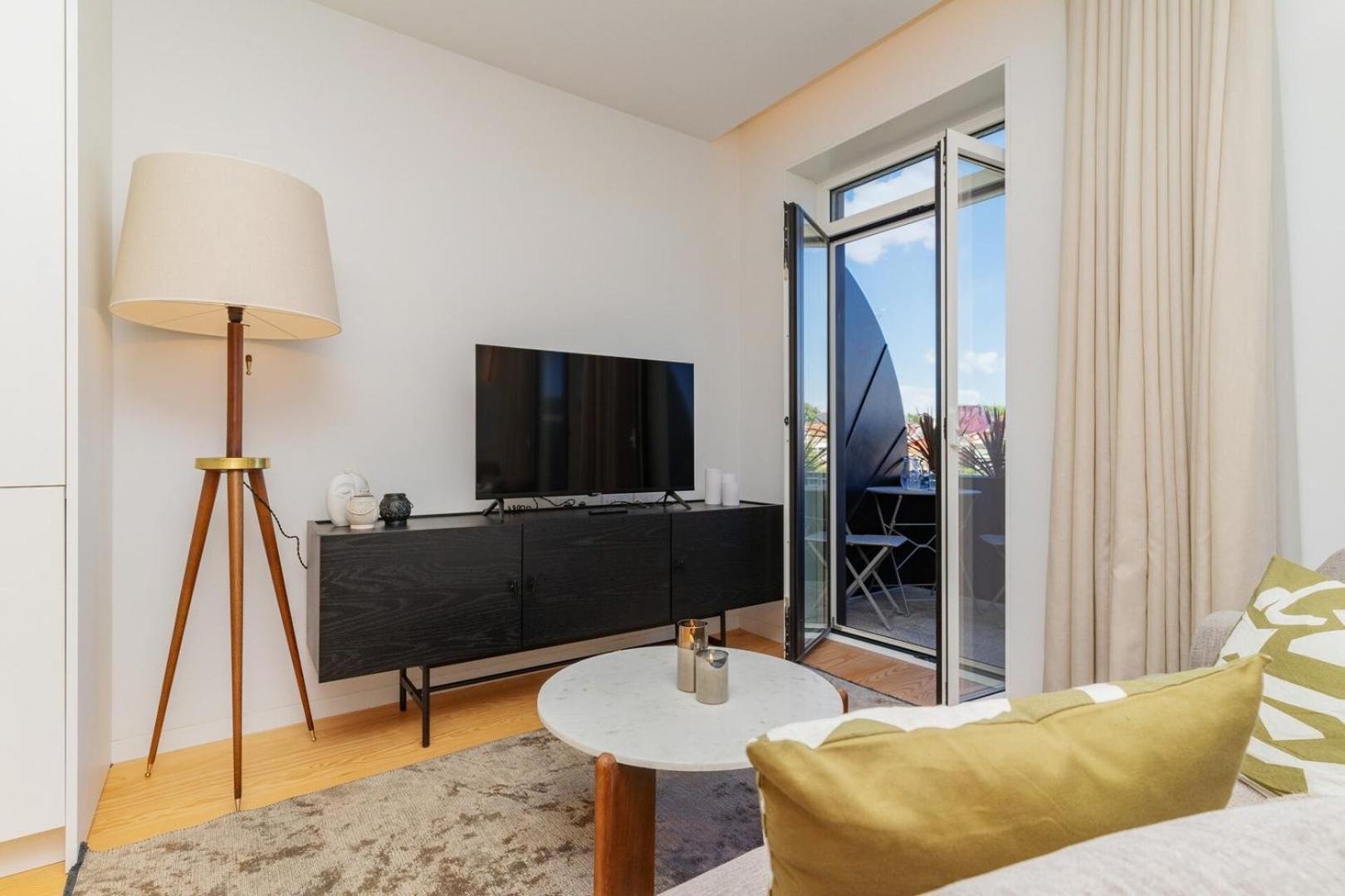 Modern With Private Balcony In The Center Apartment
