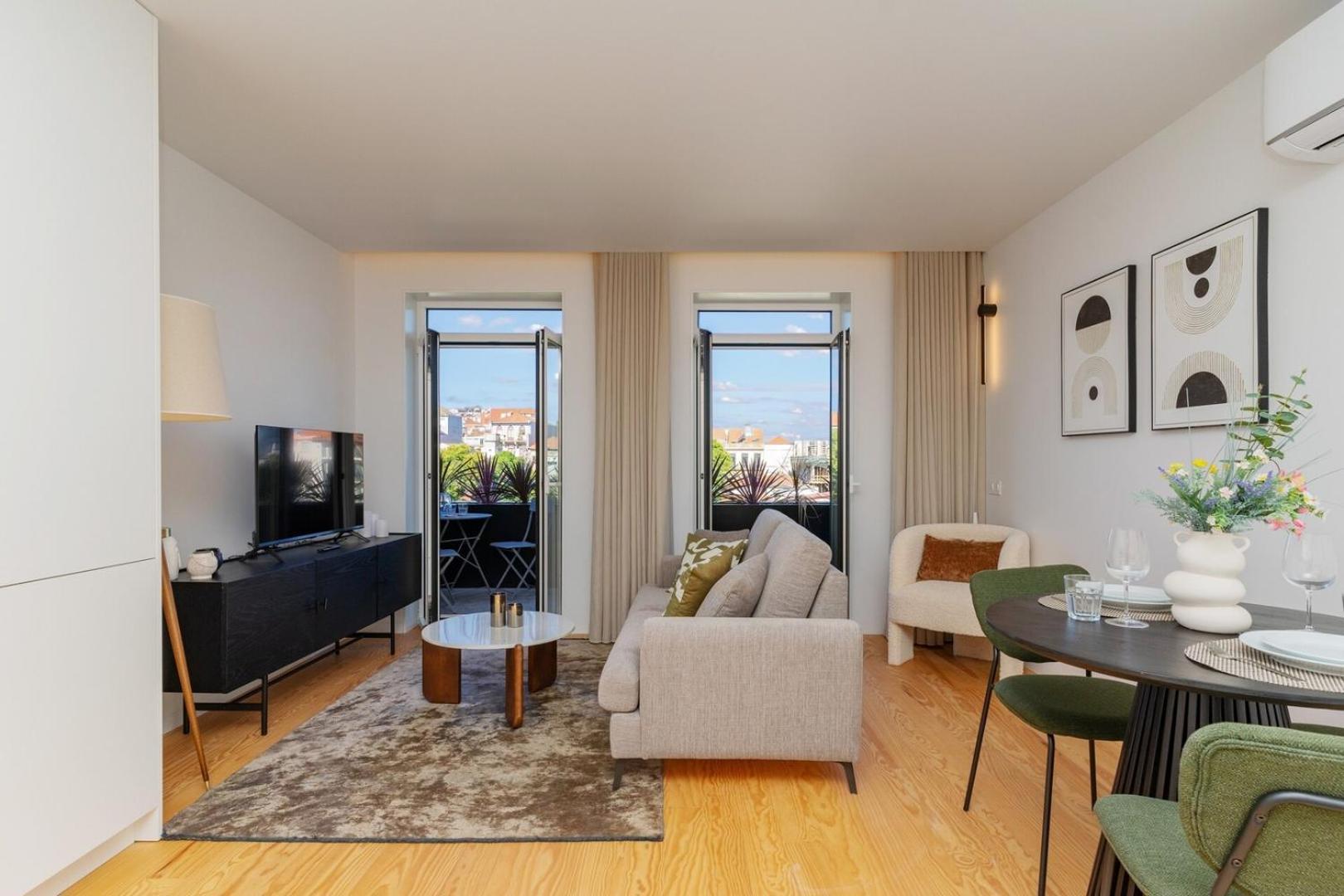 Modern With Private Balcony In The Center Apartment *