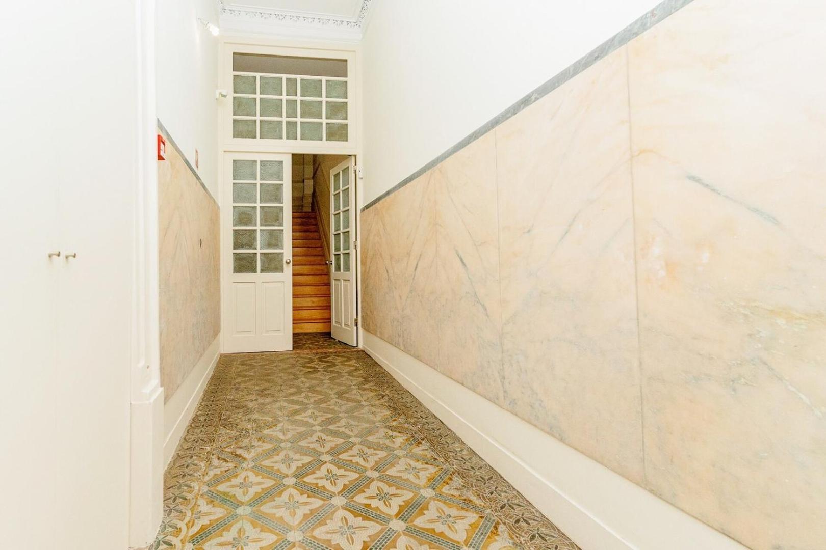 Loft With Balcony And A Gorgeous Classic Ceiling * Porto