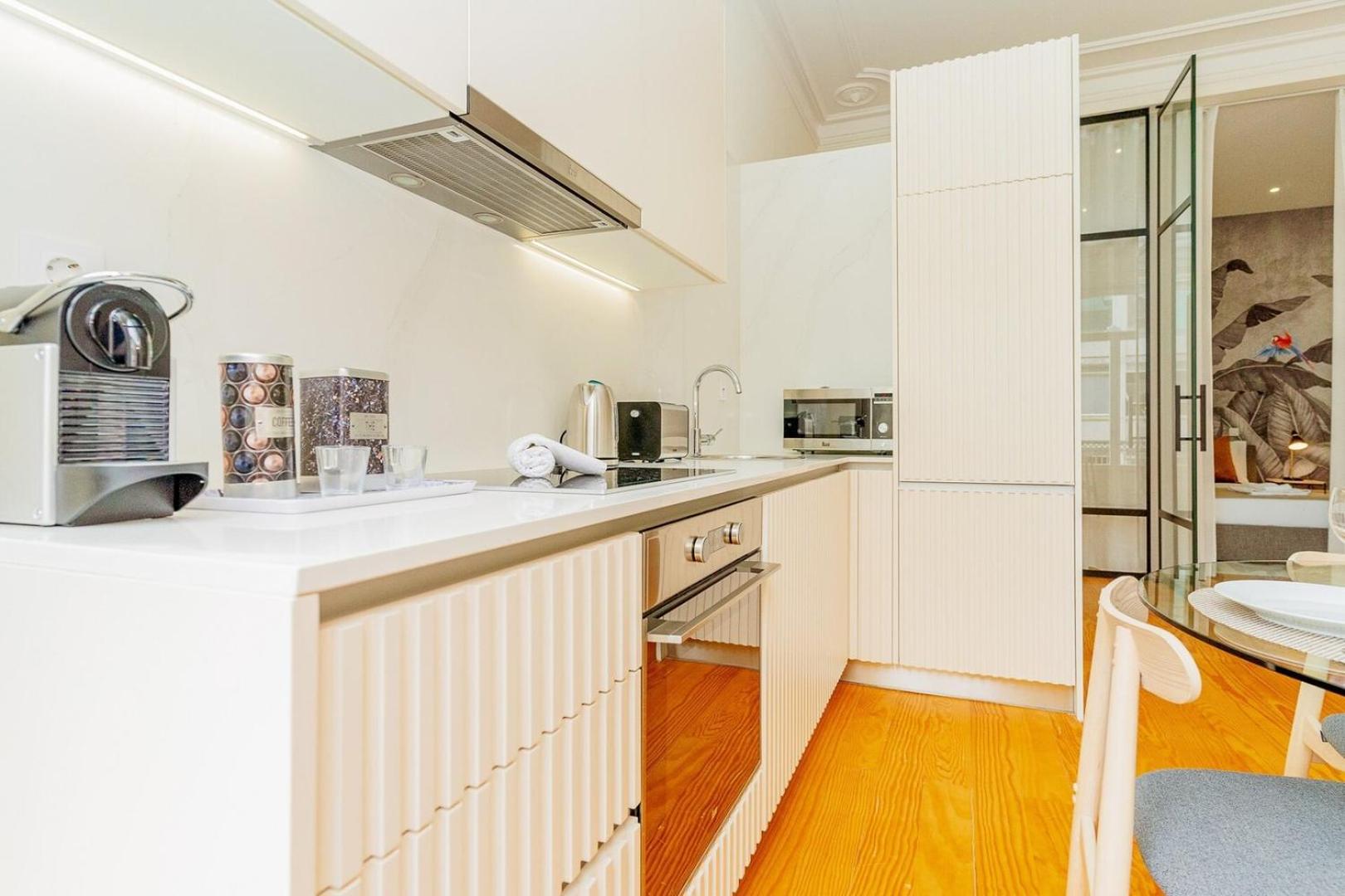 Apartment Loft With Balcony And A Gorgeous Classic Ceiling Porto