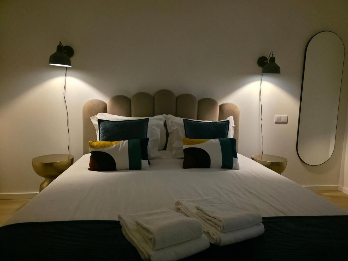 Spacious And Modern 2-bed With Garage Apartment *