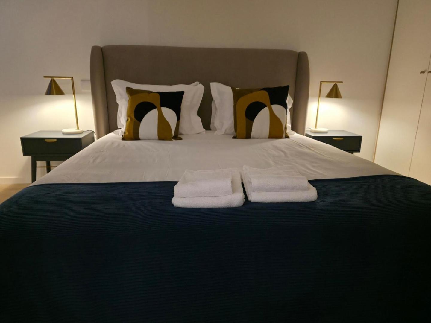 Spacious And Modern 2-bed With Garage Apartment
