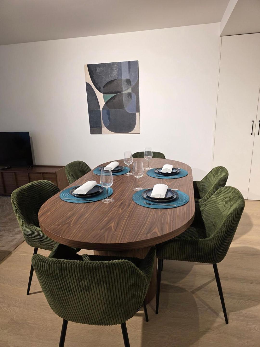 Apartment Spacious And Modern 2-bed With Garage *