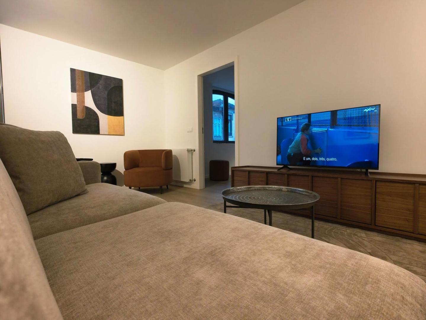 Spacious And Modern 2-bed With Garage Apartment