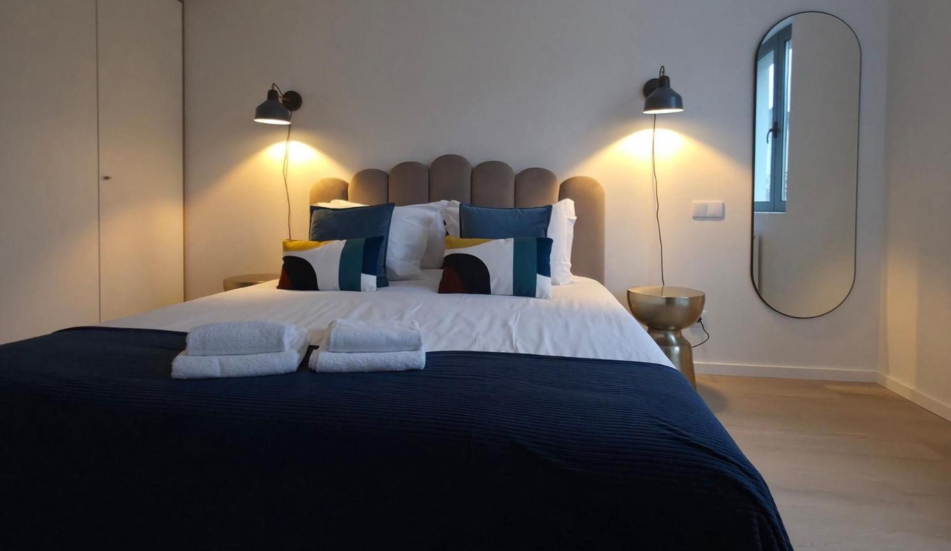 Spacious And Modern 2-bed With Garage Apartment *