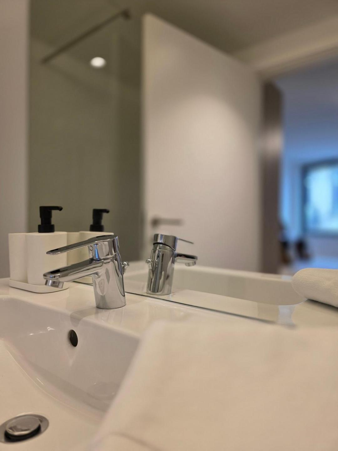 Spacious And Modern 2-bed With Garage Porto