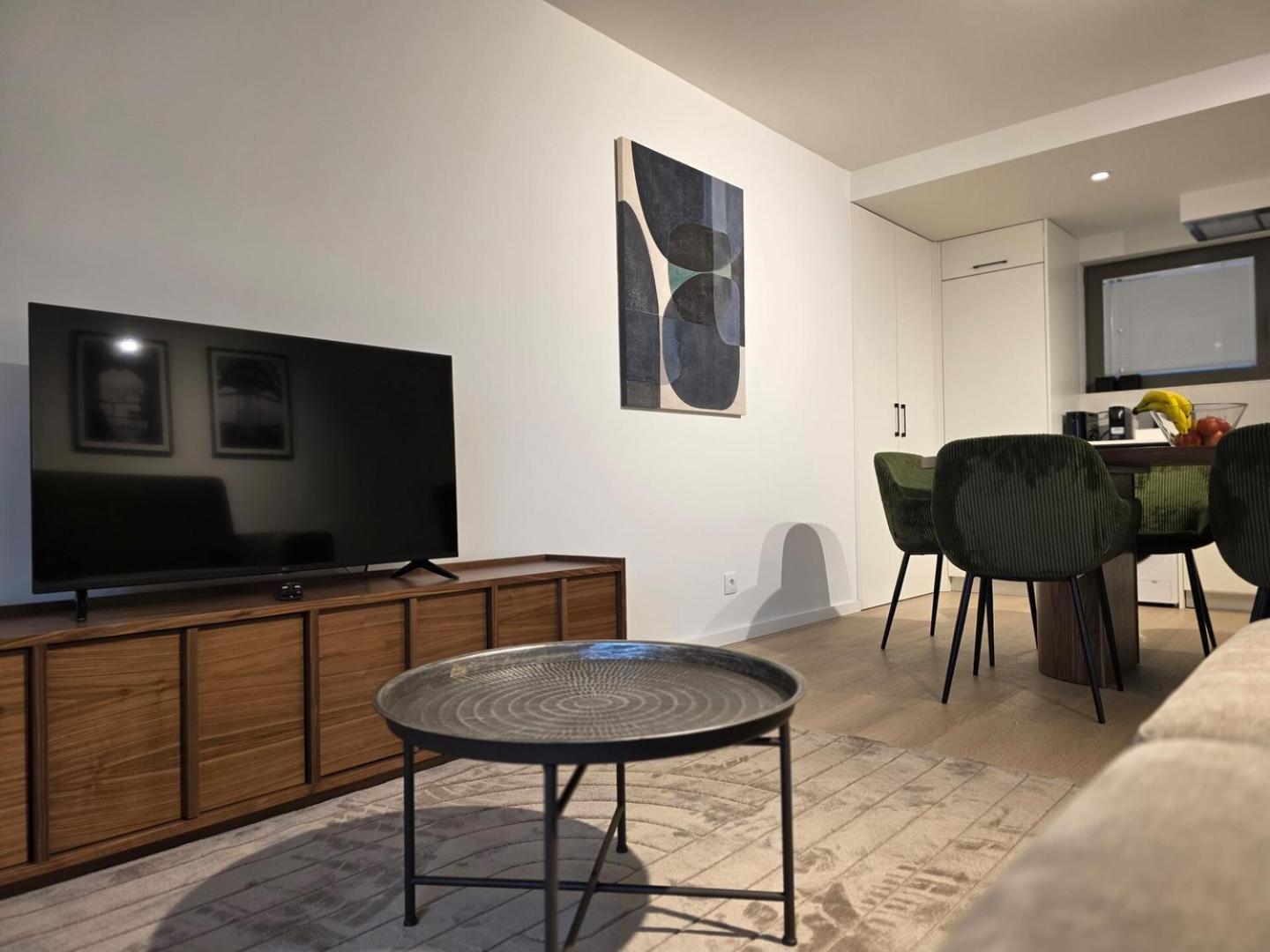 Spacious And Modern 2-bed With Garage Apartment