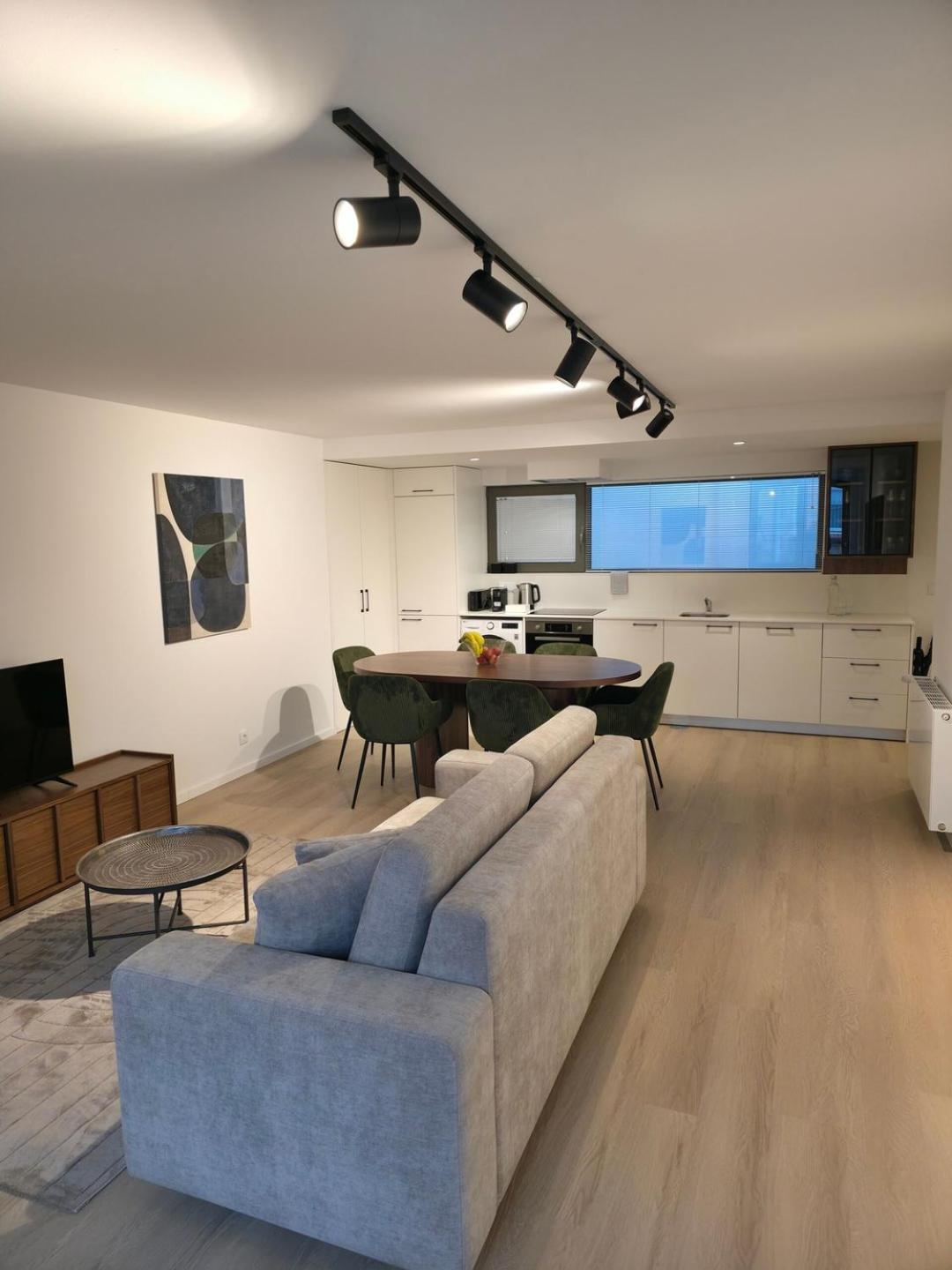 Spacious And Modern 2-bed With Garage Apartment *