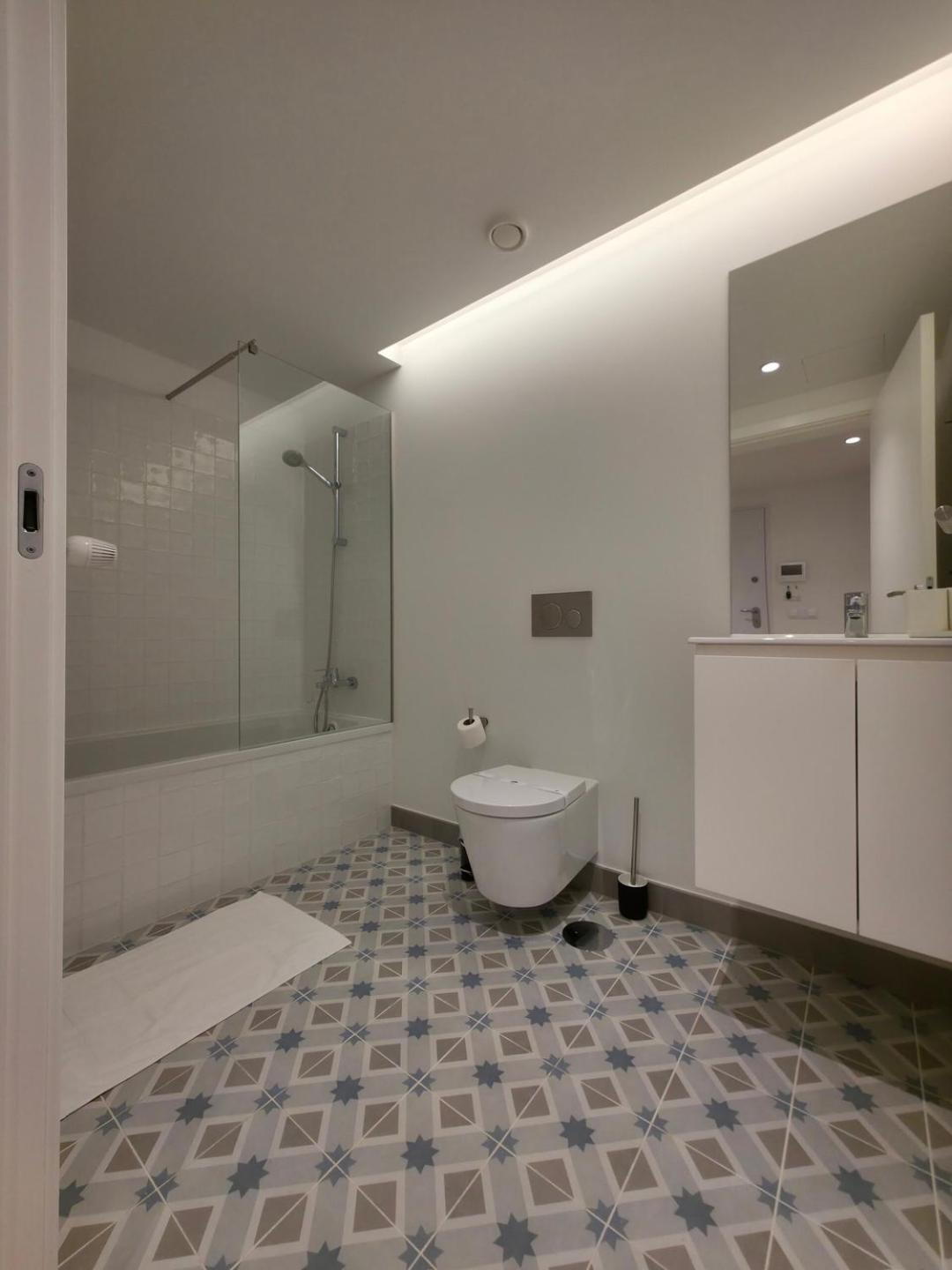Apartment Spacious And Modern 2-bed With Garage *