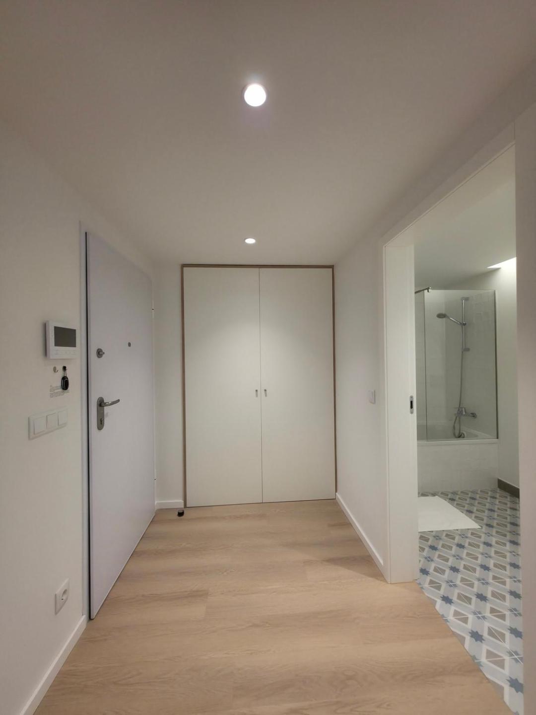 Spacious And Modern 2-bed With Garage Apartment