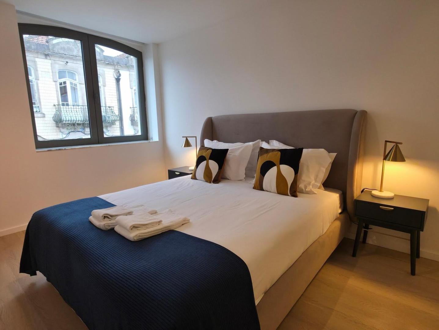 Spacious And Modern 2-bed With Garage Apartment *