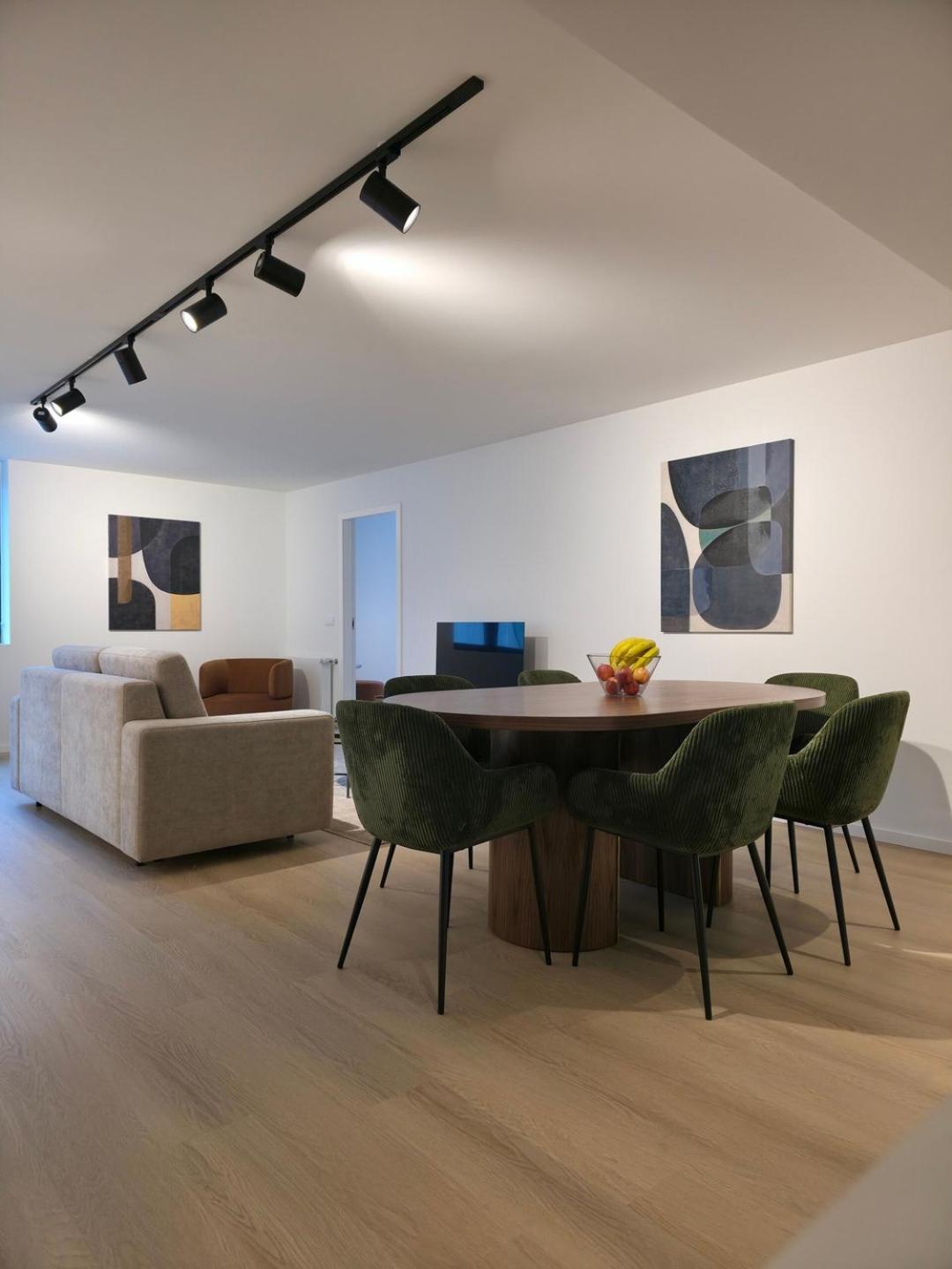Apartment Spacious And Modern 2-bed With Garage