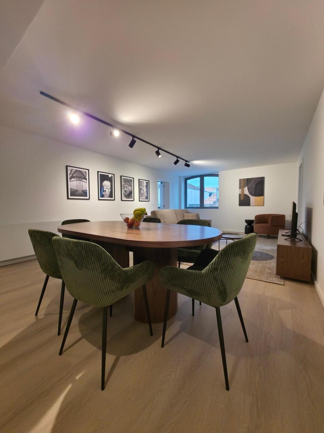 Spacious And Modern 2-bed With Garage Apartment *