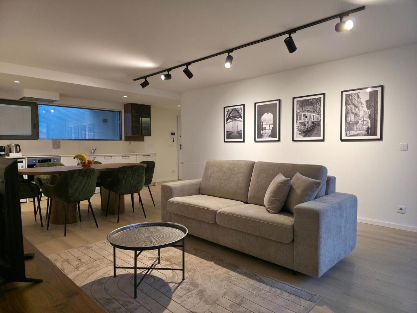 Apartment Spacious And Modern 2-bed With Garage *