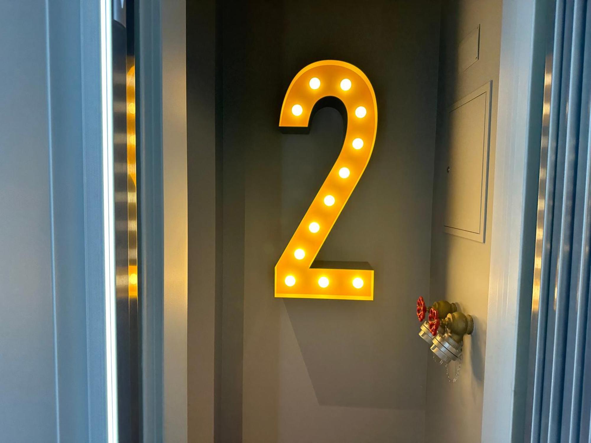Center- 2 W Ac *