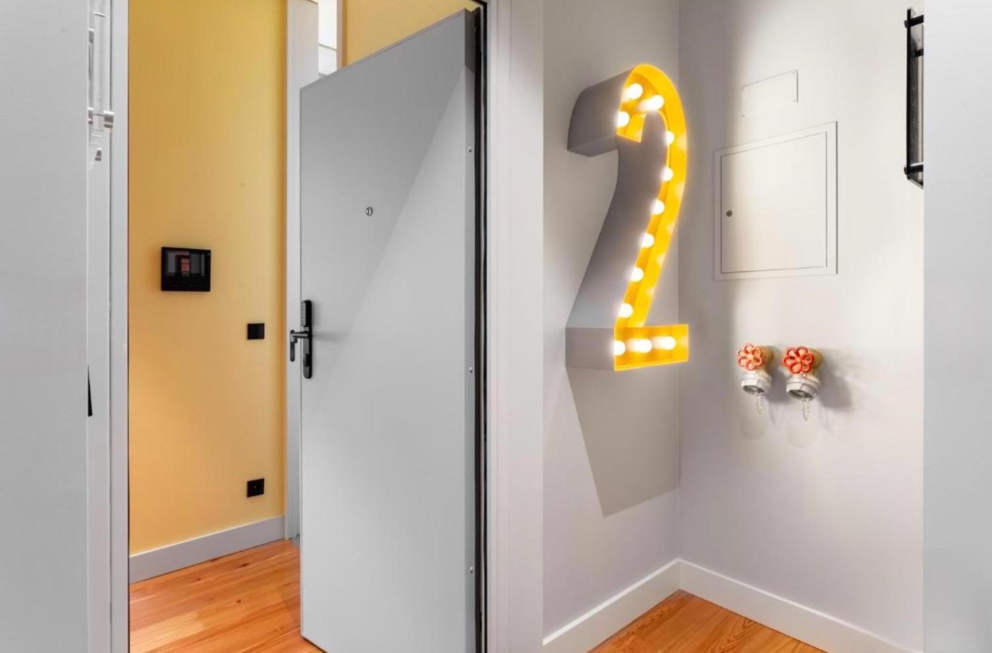 Center- 2 W Ac