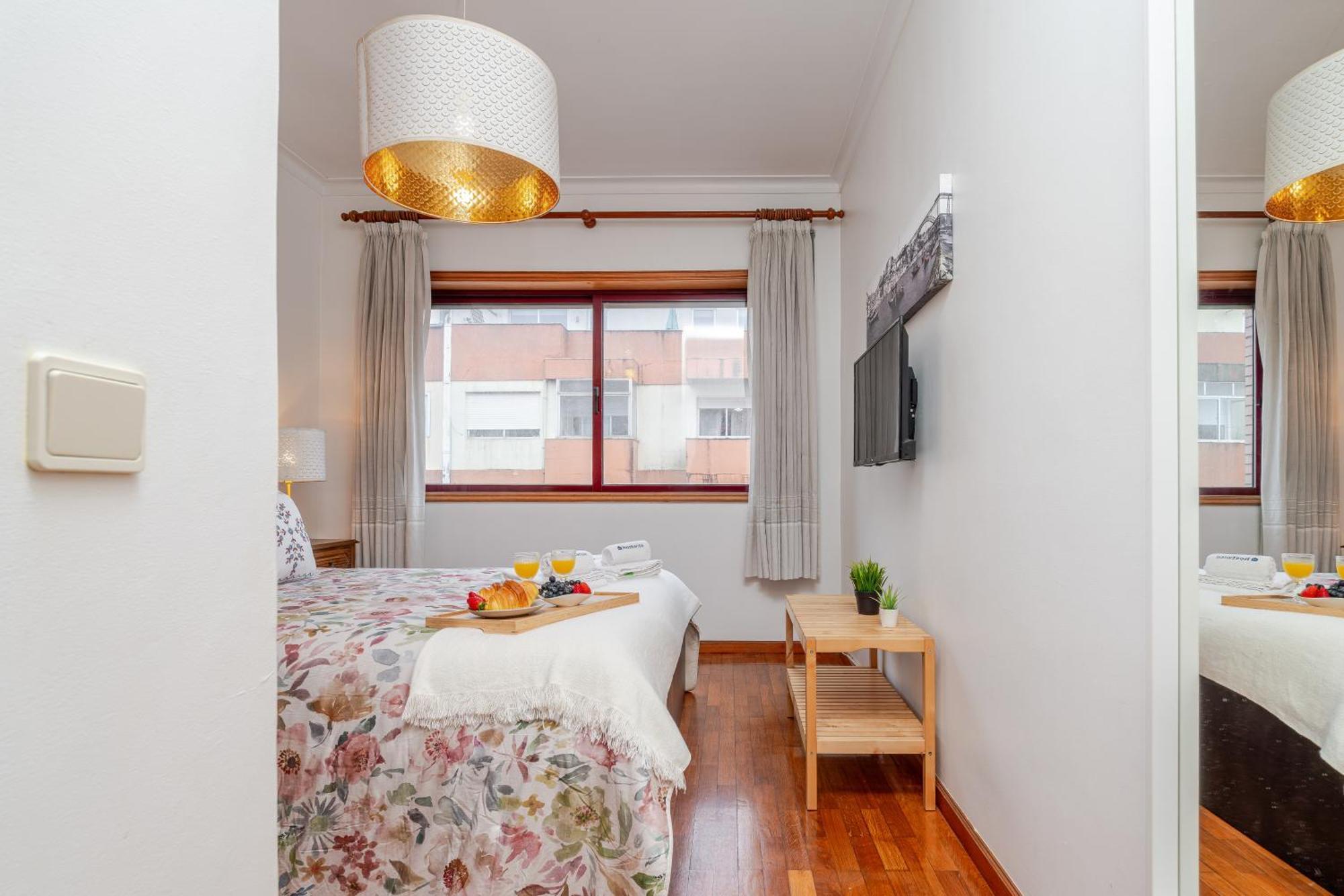 Host Wise - Rustic Bright Flat - Centre Apartment *