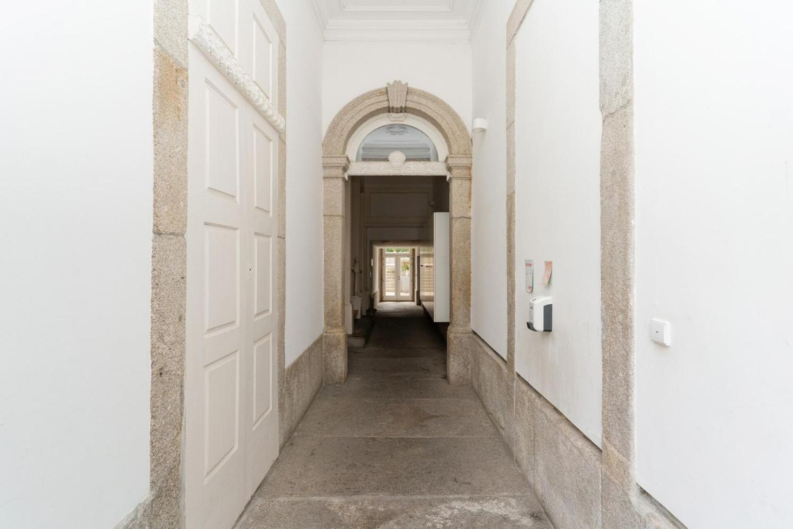Luxury tent Loft With Private Balcony And A Classic Ceiling Porto