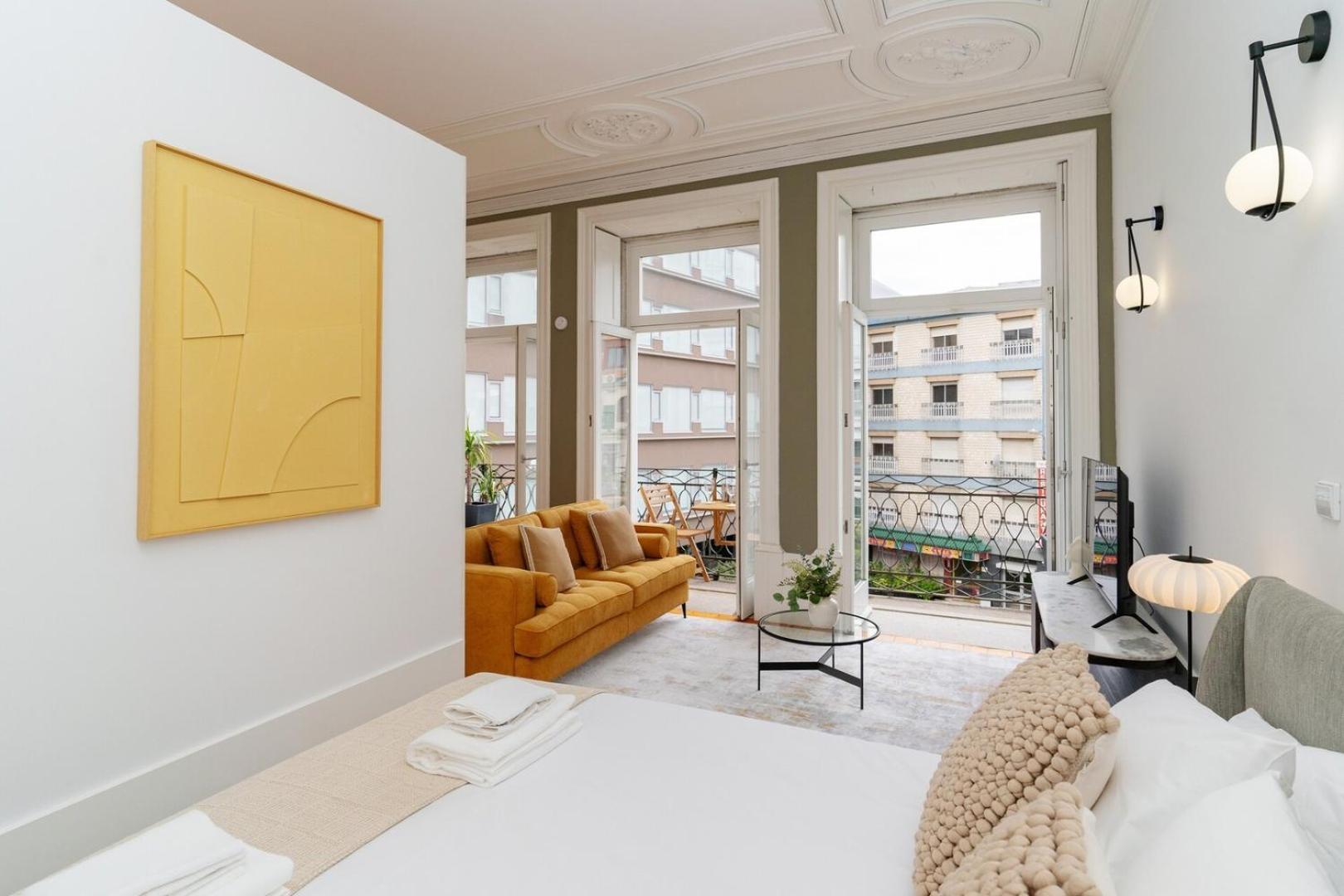 Loft With Private Balcony And A Classic Ceiling Porto