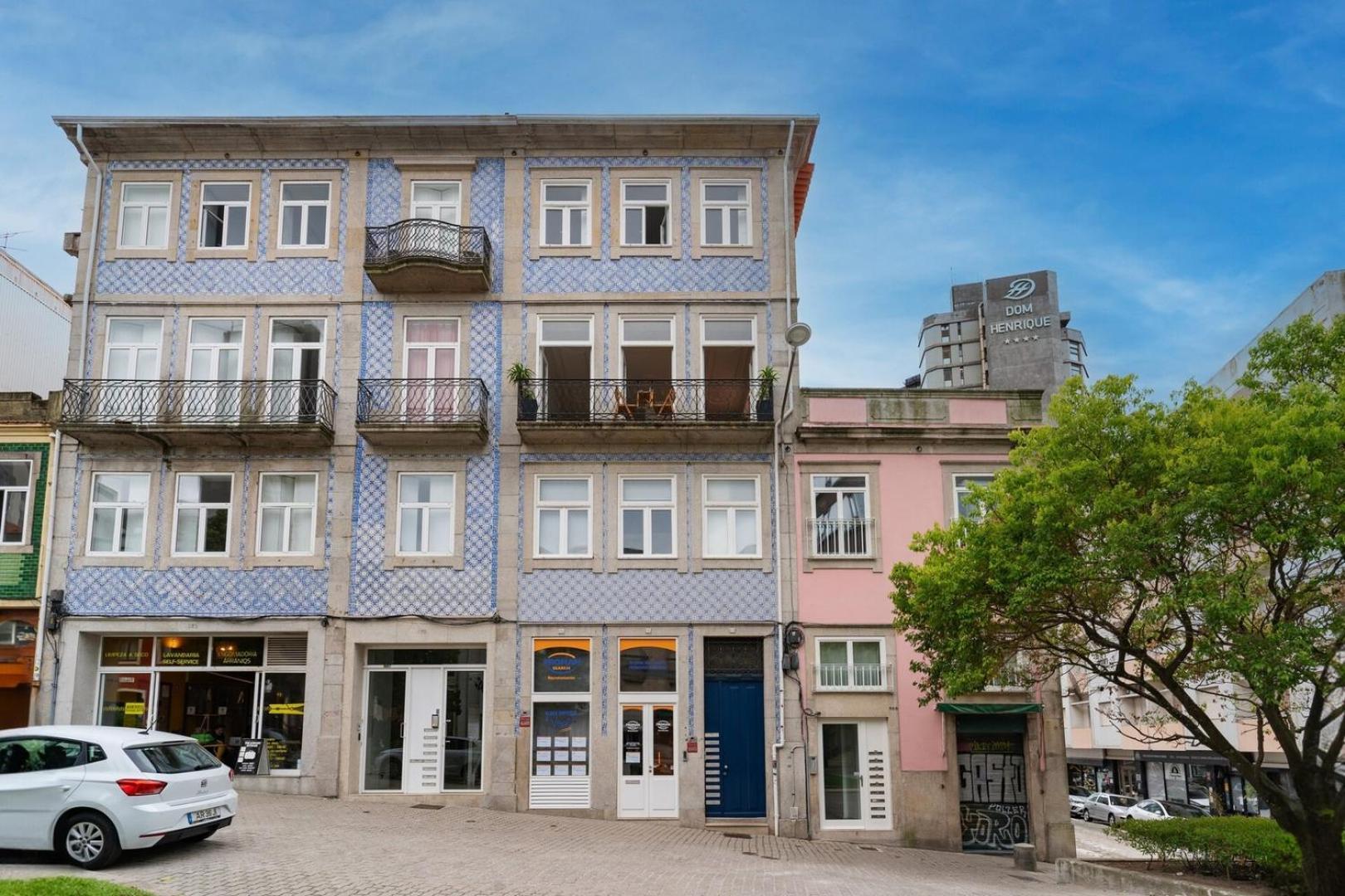 Loft With Private Balcony And A Classic Ceiling
