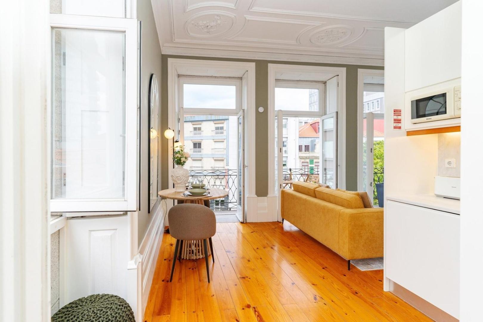 Loft With Private Balcony And A Classic Ceiling Porto