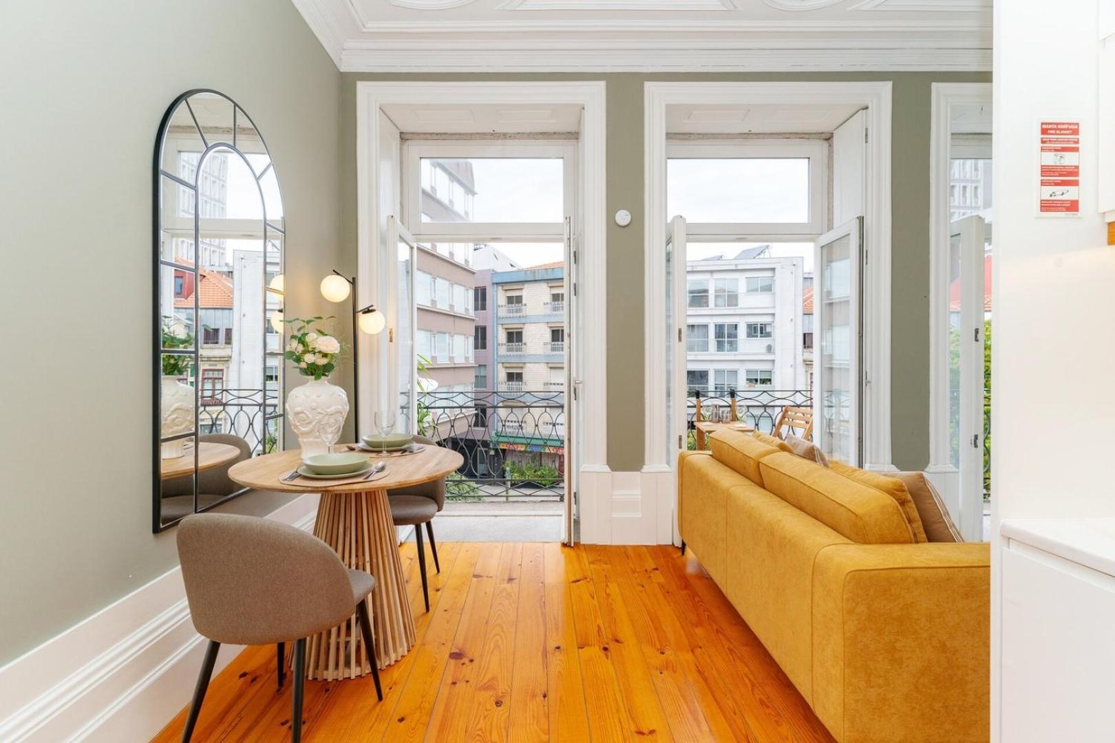Loft With Private Balcony And A Classic Ceiling Porto