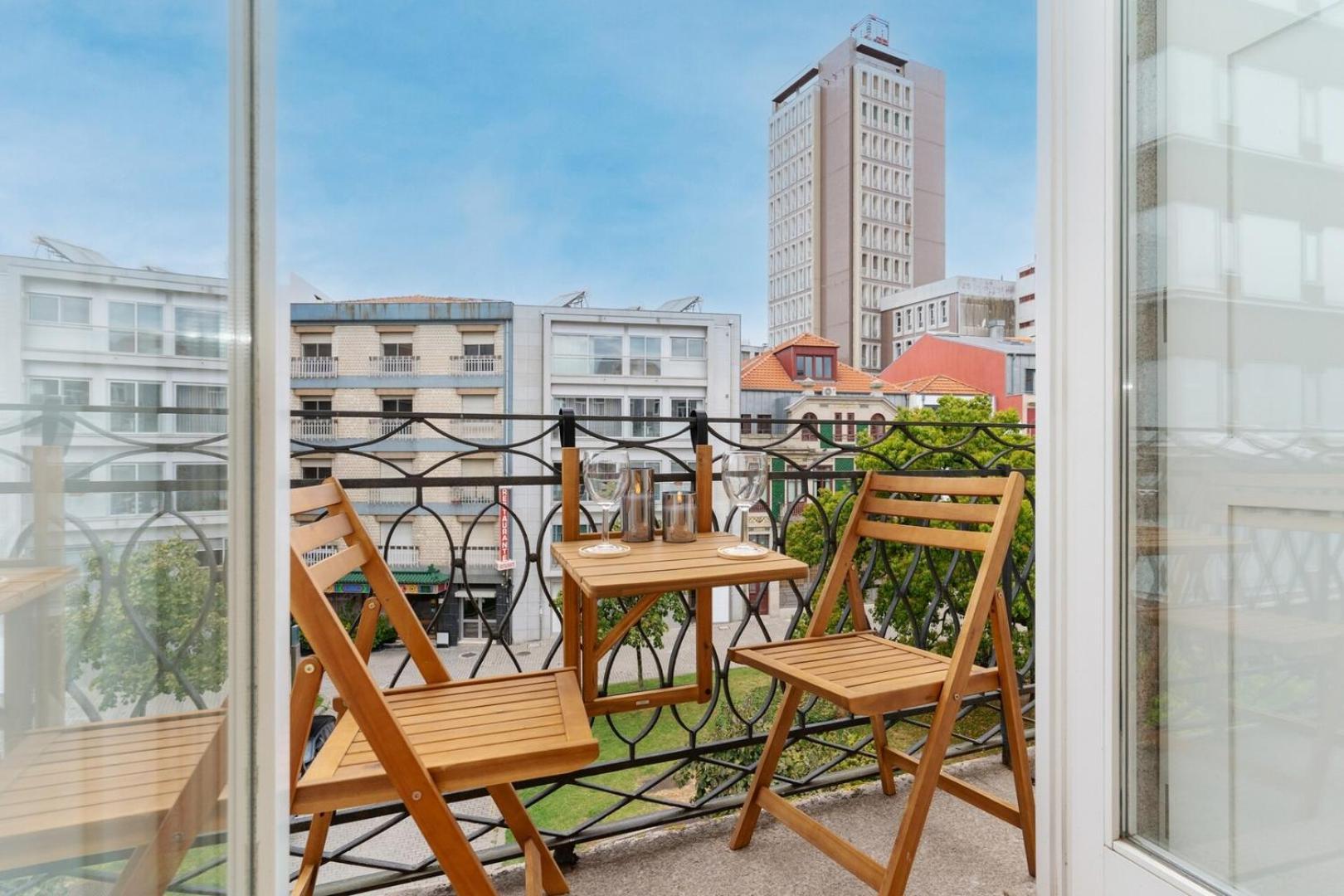 Luxe tent Loft With Private Balcony And A Classic Ceiling Porto