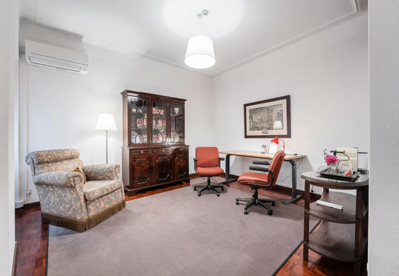 Gasthuis Office Suits In Flores By D&s *