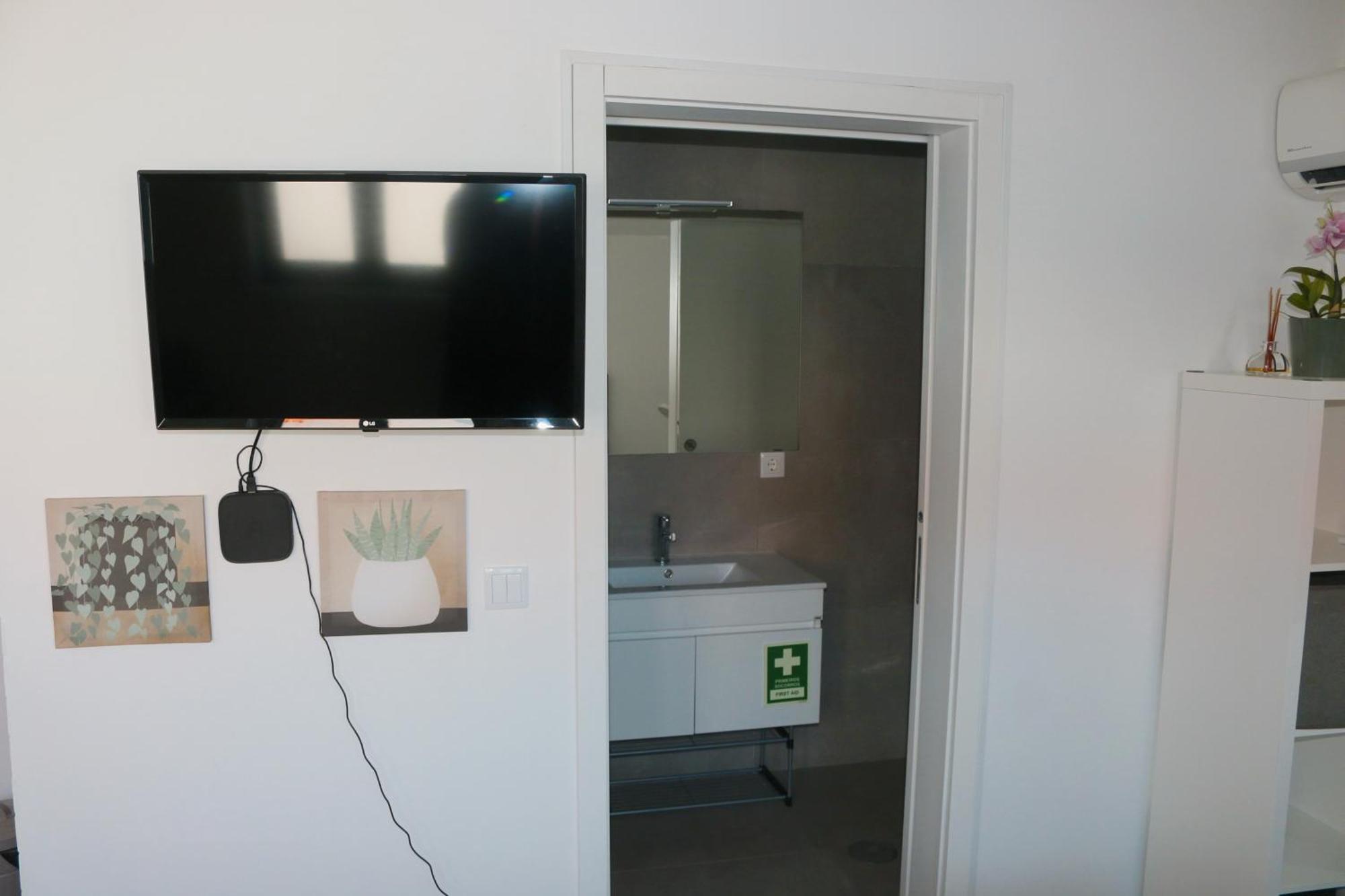 9 Min Metro To Downtown, For Couples& Free Parking Apartment