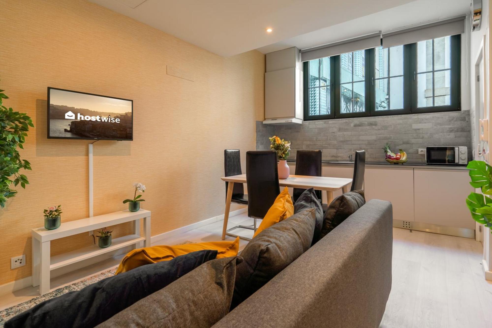 Host Wise - Cheerful Sunny Flat - Historic Center Apartment