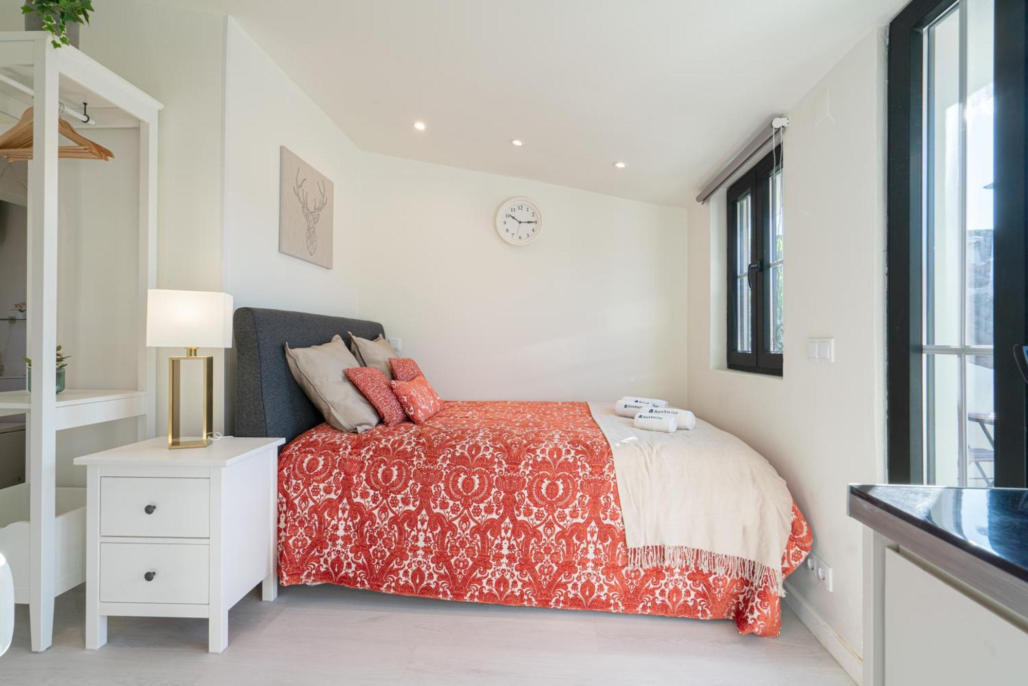 Host Wise - Cheerful Sunny Flat - Historic Center Apartment