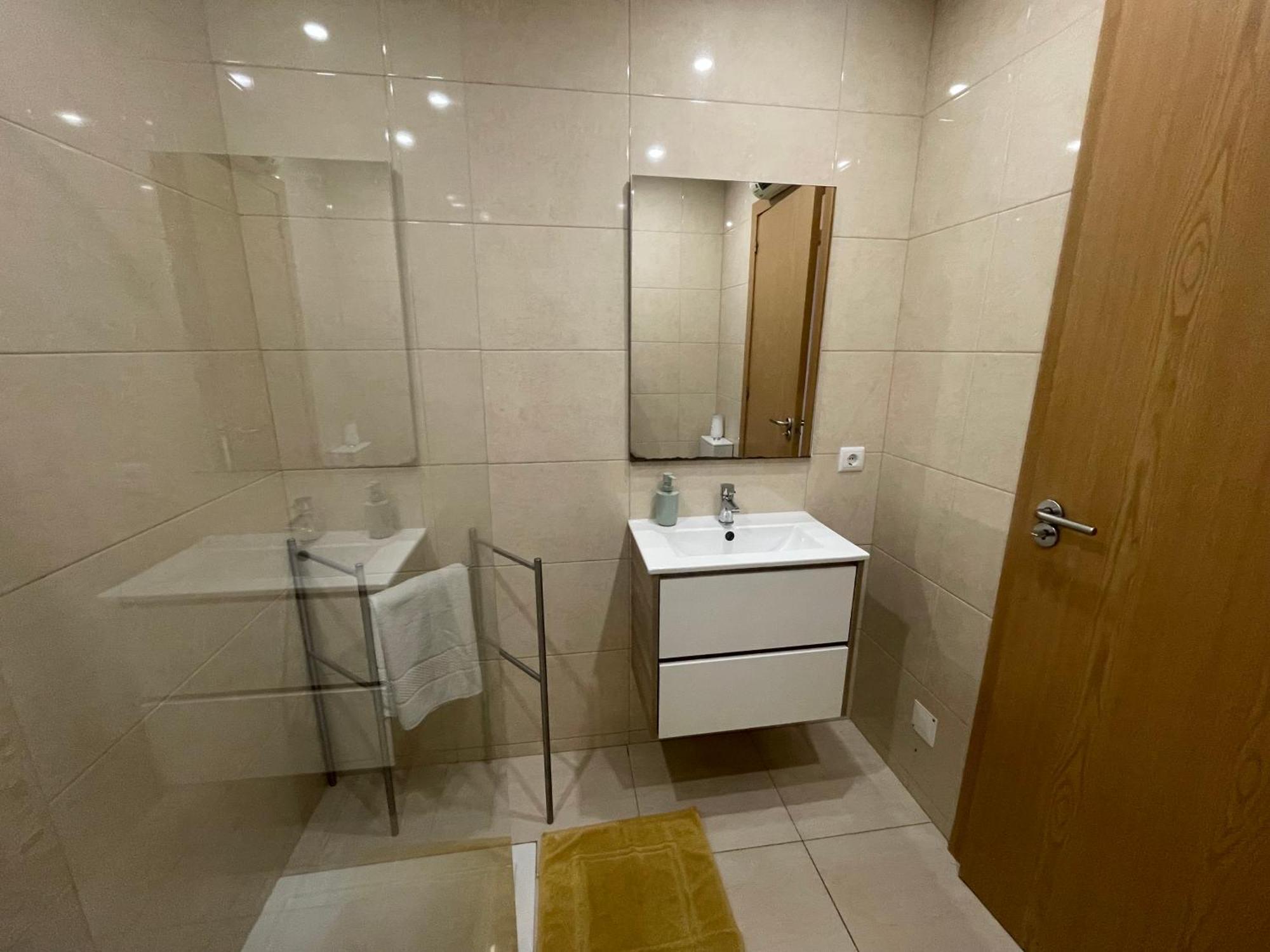 Pretty Flat With Terrace, Air Cond, Free Parking, By With Lda Porto