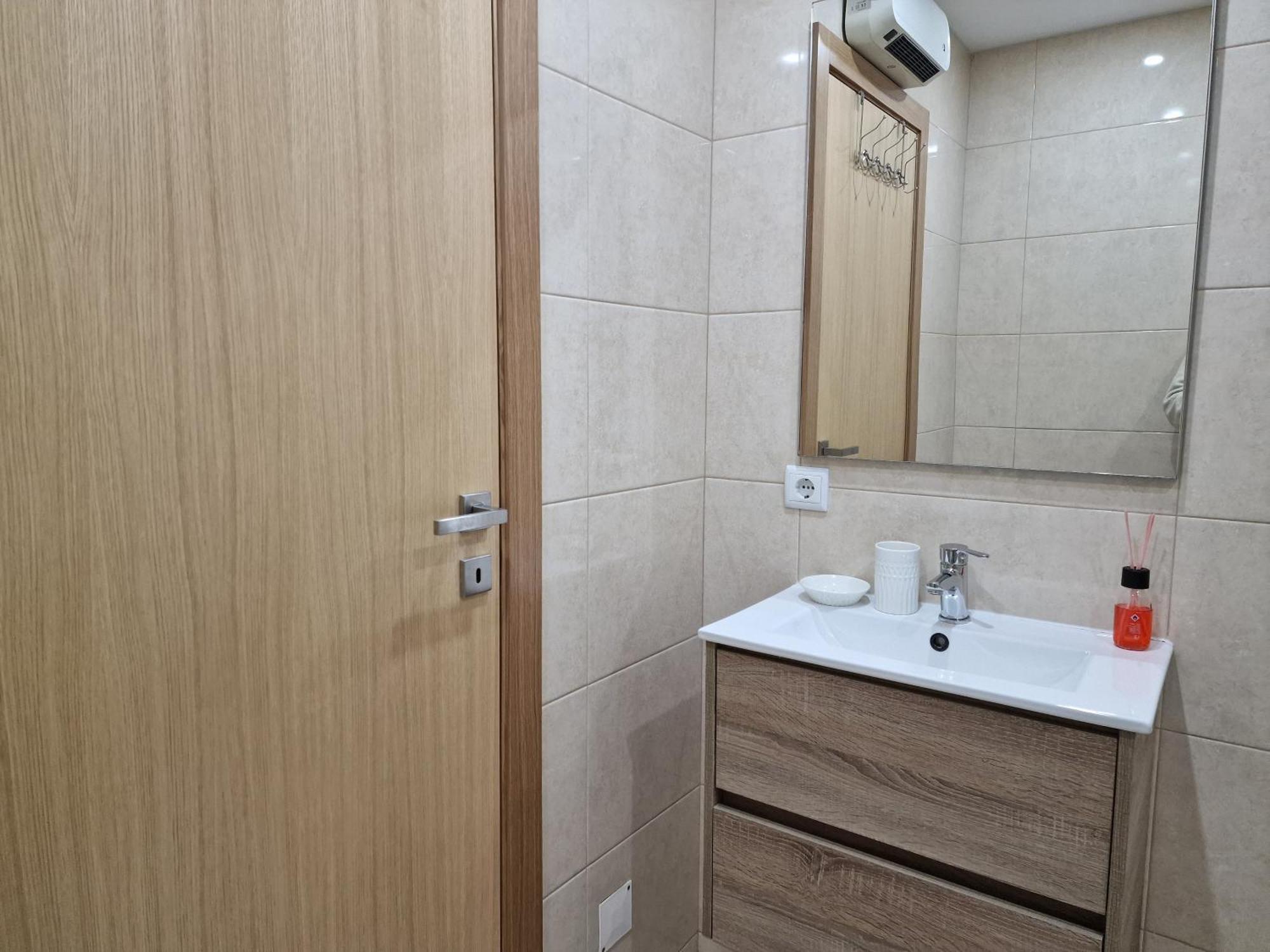 Appartement Cozy With Terrace, Air Cond, Free Parking, By With Lda